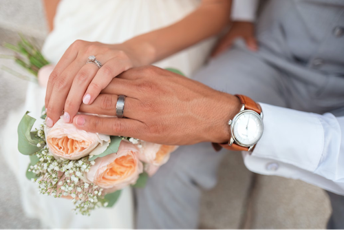 un couple qui se marie pour célébrer leur amour et leur engagement communs