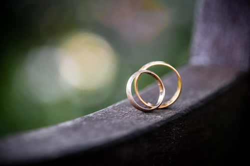 bagues de fiançailles en argent et en or ensemble, étant une superstition célèbre qui apporte déséquilibre et malheur