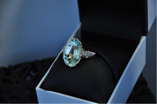 Bague de fiançailles avec une pierre précieuse aigue-marine, qui est censée apporter un mariage heureux