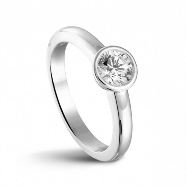 Ein atemberaubender Verlobungsring mit einem runden Diamanten im Brillantschliff, der für einen raffinierten Look elegant in einer modernen Lünettenfassung befestigt ist