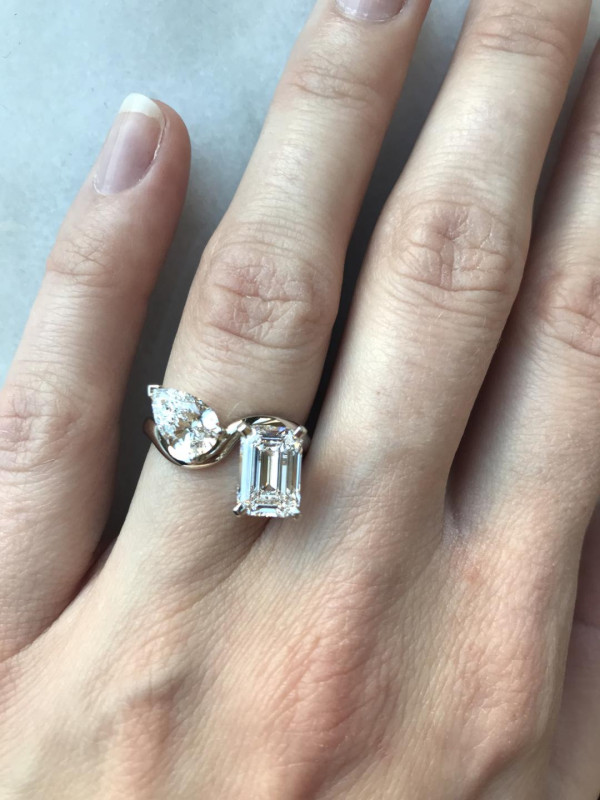 Anello di fidanzamento in oro bianco con diamanti: taglio pera e taglio smeraldo su fascia sinuosa - Anello di fidanzamento BAUNAT su misura con diamante taglio pera e smeraldo. 