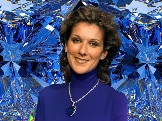 Celine Dion indossa la replica della collana Heart of the Ocean agli Academy Awards del 1998 per la sua interpretazione della famosa canzone del film Titanic 