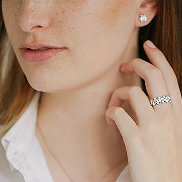 Orecchino e anello in oro bianco con diamanti, design elegante a pavé