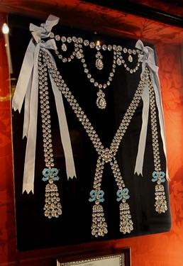 La lussuosa collana di diamanti di Maria Antonietta composta da quattro lunghi fili intrecciati con fiocchi azzurri. - Storia Gioielli