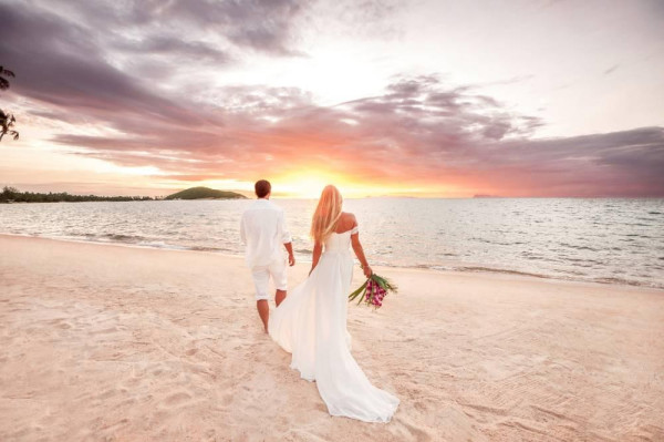 Un matrimonio all'estero su una spiaggia meravigliosa. - BAUNAT