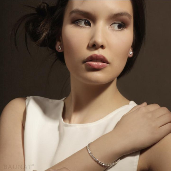 Donna che indossa un bracciale tennis BAUNAT