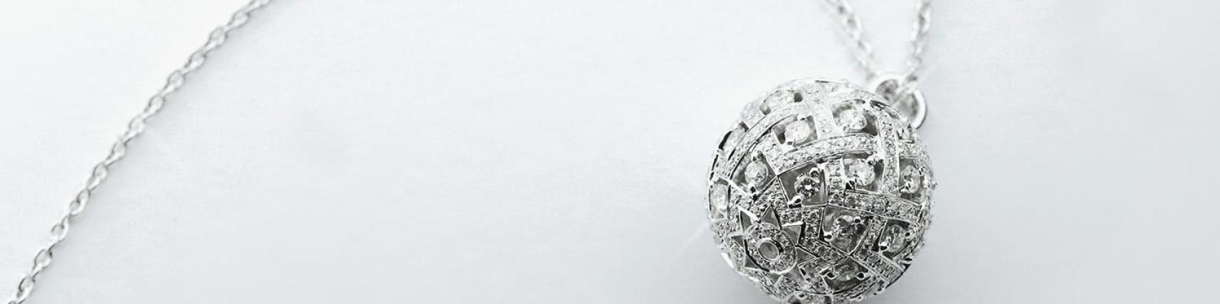 Pendente sferico in oro bianco con pavé di diamanti, motivo intrecciato e catena sottile