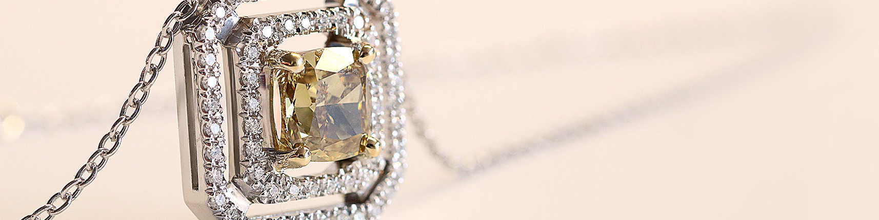 Diamante taglio cuscino Acquista un anello di fidanzamento con taglio a cuscino come il diamante di questa collana da BAUNAT.