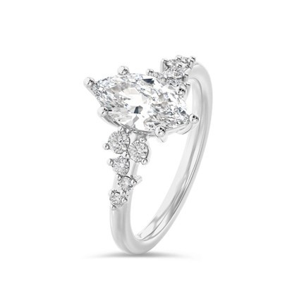 Elegante anello con diamanti in oro bianco con diamanti bianchi taglio marquise, che mette in risalto un design lussuoso e sofisticato.