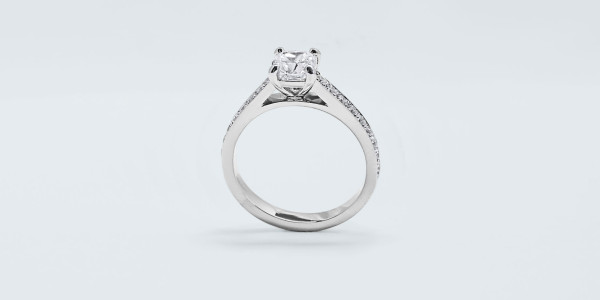 Un classico anello di fidanzamento con diamante