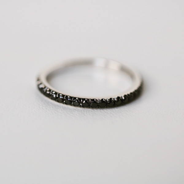Elegante anello eternity con diamante nero