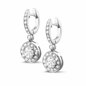 Orecchini con diamanti halo da 1,55 carati in oro bianco della collezione L'Espace di BAUNAT. 