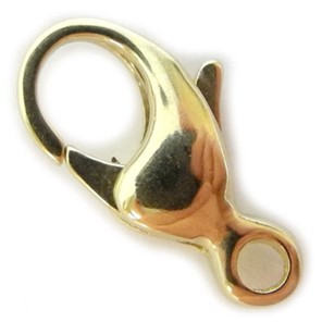 Gancio placcato in oro con un piccolo foro, progettato come chiusura a moschettone per un fissaggio sicuro.