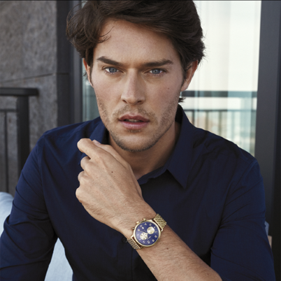 Uomo che mostra con orgoglio il suo elegante orologio Geneva al polso, che unisce eleganza e funzionalità.