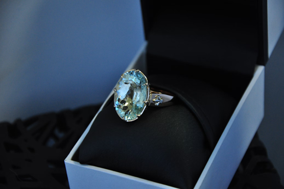 anello di fidanzamento con una gemma acquamarina, che si ritiene porti un matrimonio felice