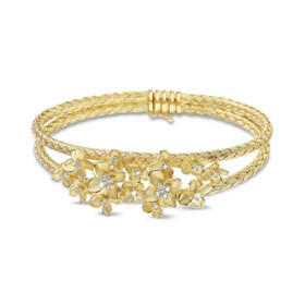 Bracciale rigido floreale in oro giallo con design a diamante e diamanti naturali.