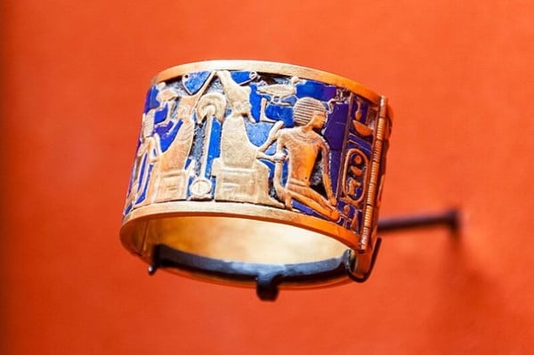 Un bracciale egiziano di pregiata fattura, impreziosito da oro e smalto blu, identificato come il Bracciale di Ahhotep.