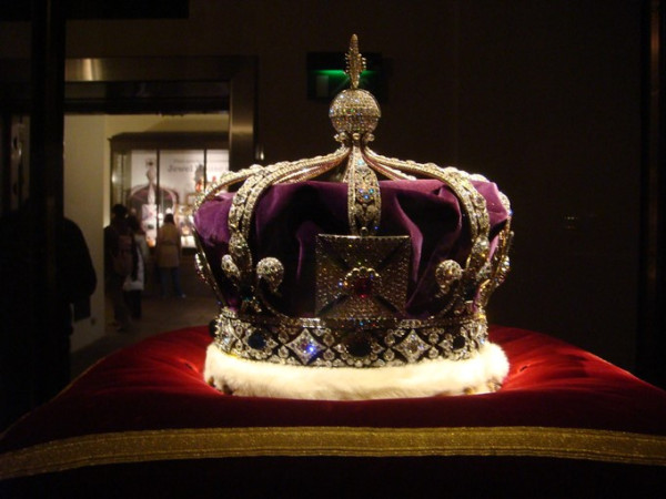 L'iconica corona della Regina d'Inghilterra, parte dei Gioielli della Corona del Regno Unito, scintillante di gemme preziose.