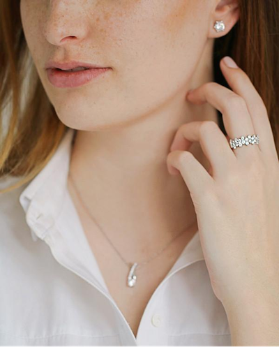 Una donna che indossa il suo anello al dito medio, rendendolo il centro del suo look.