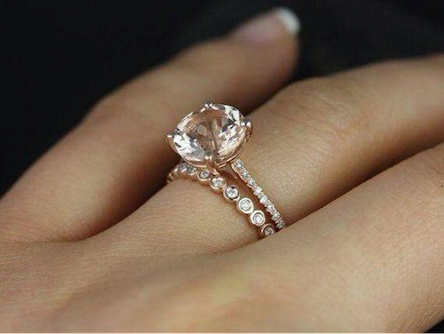donna che indossa un anello con doppio diamante sull'anulare sinistro