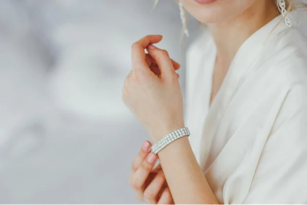 Donna raffinata ed elegante che indossa un bracciale con diamanti