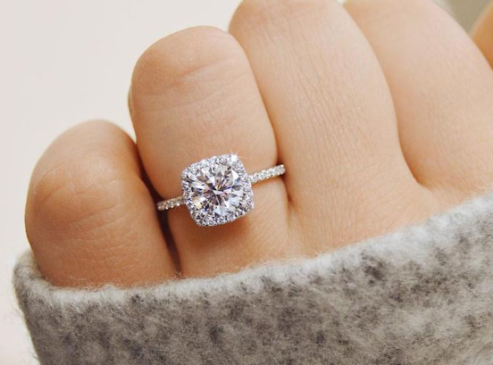 Nahaufnahme einer Frauenhand mit einem atemberaubenden Verlobungsring aus Naturdiamanten