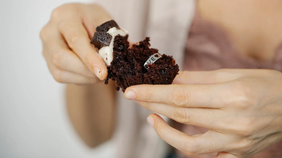 Verlobungsring, der in einer Torte versteckt ist und sie zu einer süßen Überraschung macht