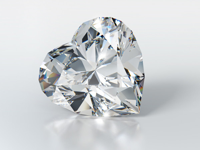 Un diamant en forme de cœur affiché sur un fond blanc immaculé, mettant en valeur sa brillance et sa taille unique