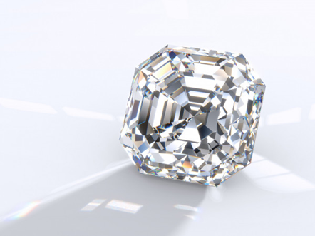 Un élégant diamant taille émeraude est mis en évidence, mettant en valeur ses facettes exquises et sa clarté.