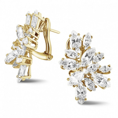 Elegante Ohrringe aus Gelbgold mit weißen Diamanten im Marquise-Schliff, die ein luxuriöses und raffiniertes Design präsentieren. - Elegante Ohrringe aus Gelbgold mit weißen Diamanten im Marquise-Schliff, die ein luxuriöses und raffiniertes Design präsentieren.