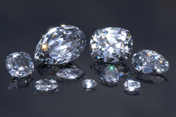 세계에서 가장 큰 다이아몬드인 컬리넌 다이아몬드로 커팅한 9개의 컬리넌 다이아몬드 이미지 - BAUNAT - 어두운 배경에 반짝이는 컬리넌 다이아몬드와 눈부신 다이아몬드가 세팅되어 있습니다