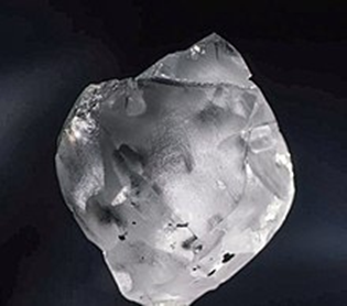 BAUNAT - 910캐럿의 가장 권위 있는 무색 다이아몬드 중 하나인 레소토 레전드 다이아몬드가 세팅되었습니다