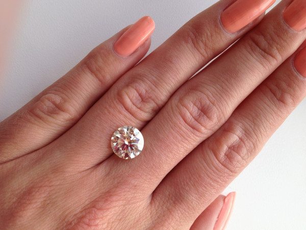 Flawless diamond for an engagement ring - A large, flawless diamond, perfect for an impressive engagement ring