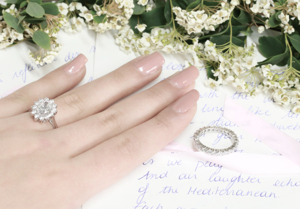 Woman wearing a halo ring with oval diamond – BAUNAT