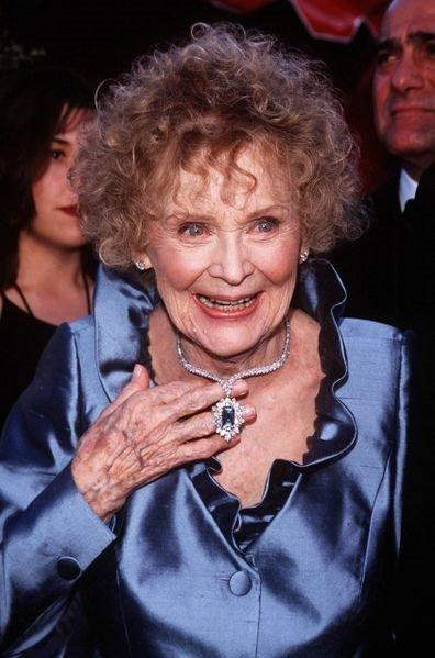 Gloria Stuart with the Heart of the Ocean, inspired by the Hope diamond - gloria stuart from the Titanic wearing a hope diamond replica worth $1.4 million at the academy awards