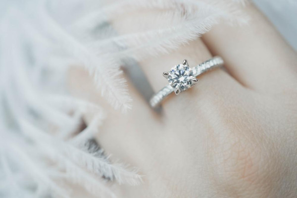 White gold diamond ring on a finger. According to BAUNAT, the ideal gold variant for countless jewellery.