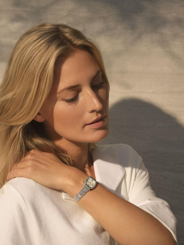 Woman with a watch on her left wrist, according to etiquette - BAUNAT 