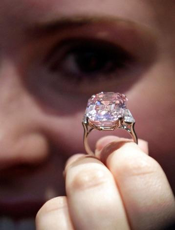 Kesimi ve saflığıyla dünyanın en mükemmel elması olarak anılan Beers Centenary Diamond'ı tutan bir kadın - Pembe Elmas