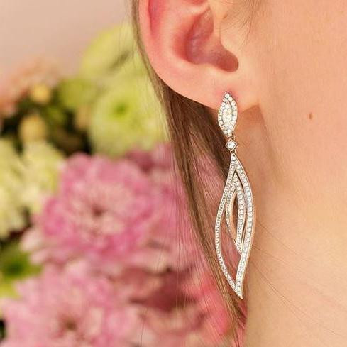 Yaprak küpe BAUNAT - Kadın, yaprak tasarımlı BAUNAT beyaz altın pırlanta küpe takıyor