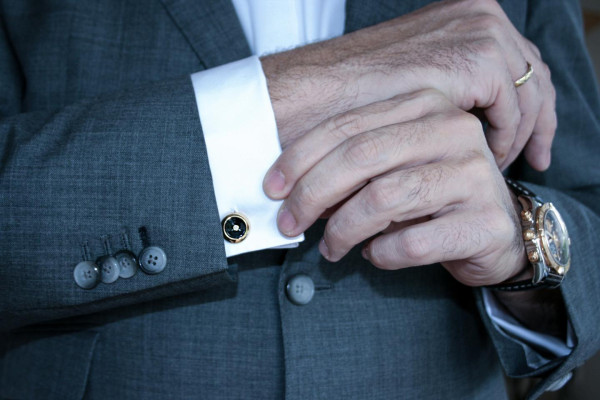 18 ayar altın erkek yüzüğü olan adam - BAUNAT