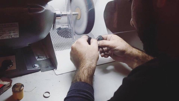 Usta, nişan yüzüğü için bir pırlanta keser ve bu da nişan yüzüğü fiyatlarını etkiler. 