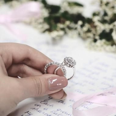 her biri farklı karat ağırlığında iki pırlanta yüzük tutan kadın eli
