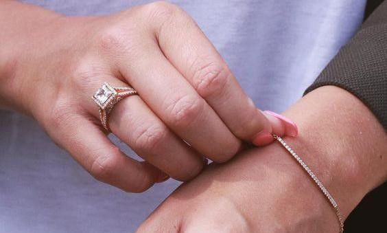 tenis bileziği takan kişi