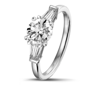 1.00 karat 3 taş yüzük, ortasında yuvarlak doğal pırlanta 