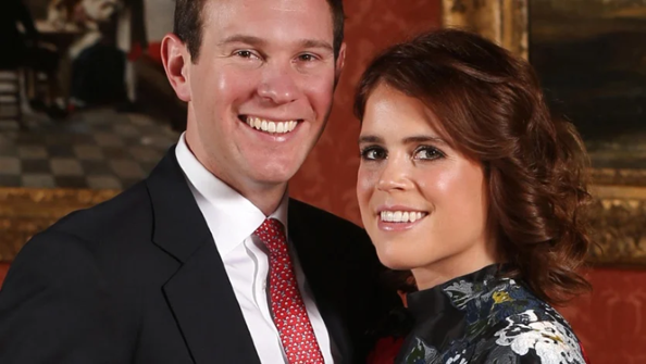 Prenses Eugenie kocası Jack Brooksbank ile poz veriyor