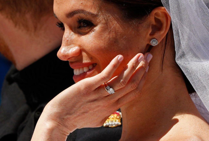 Sussex Düşesi geleneksel İngiliz düğününde nikah parmağına elmas yüzük taktı