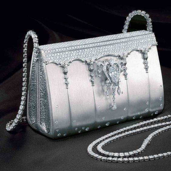 Ginza Tanaka'dan çarpıcı bir kolye ve göz kamaştırıcı bir elmas bileklik içeren Hermes tasarım çanta