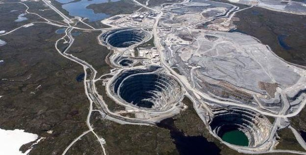 Karmaşık katmanlarını ve çevresindeki doğal araziyi ortaya çıkaran büyük bir açık ocak elmas madeninin tepeden çekimi
