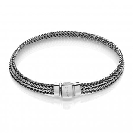 Çarpıcı siyah ve beyaz desenli zarif gümüş bileklik, kullanışlı bir manyetik toka ile tasarlanmıştır.