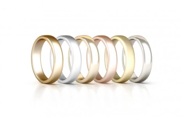six bagues de fiançailles personnalisées faites de divers métaux précieux tels que l'or rouge, l'or blanc, l'or jaune et le platine affichées sur un fond blanc propre.